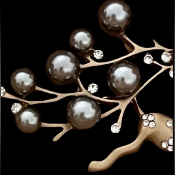 Reindeer Brooch NEW Rhinestones Faux Pearls Christmas Deer Holiday Matte Gold - Picture 3 of 11